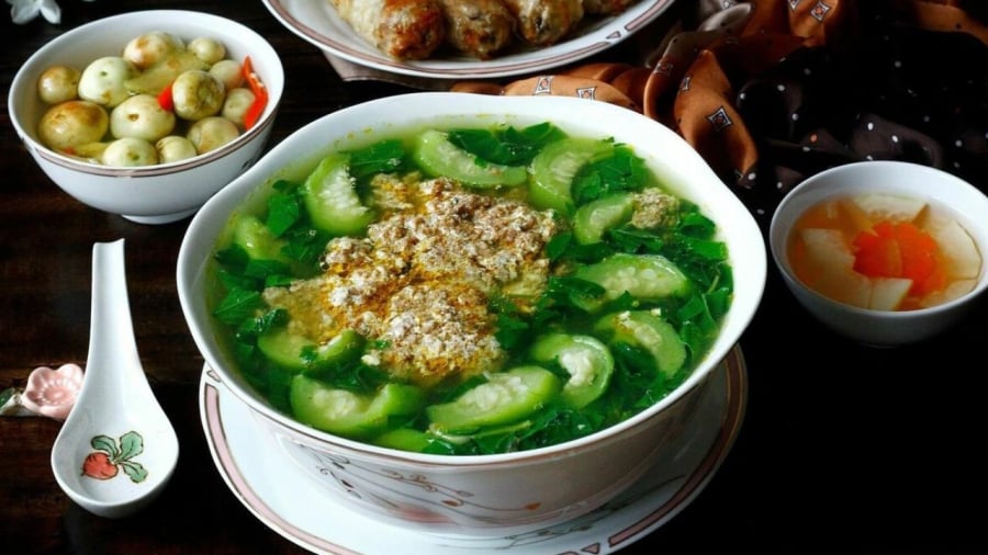 Nếu có thời gian, bạn nên giã cua bằng tay.