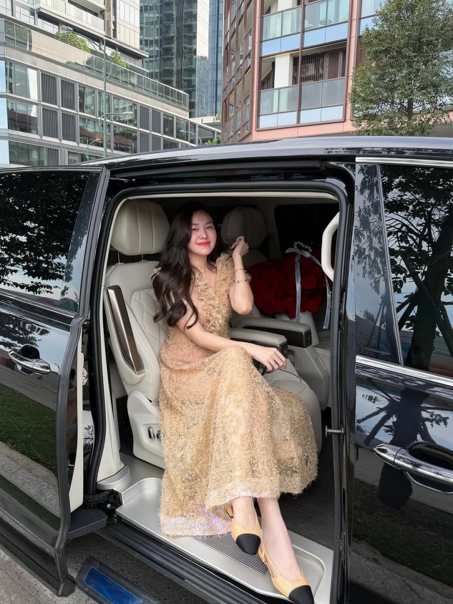  Trong một lần xuất hiện gần đây, nàng hậu gây ấn tượng với mẫu đầm dài mang sắc vàng champagne pha ánh nude đầy tinh tế.