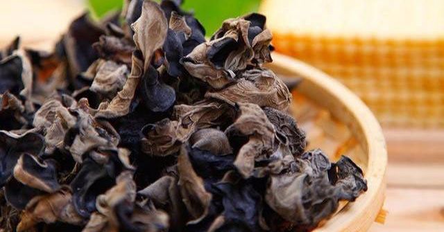 Mộc nhĩ phơi khô giúp phân hủy chất nhạy sáng