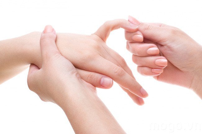 Tẩy tế bào chết từ một đến hai lần mỗi tuần giúp loại bỏ lớp sừng già cỗi trên bề mặt da, đồng thời hỗ trợ các sản phẩm dưỡng da phát huy hiệu quả tốt hơn. 
