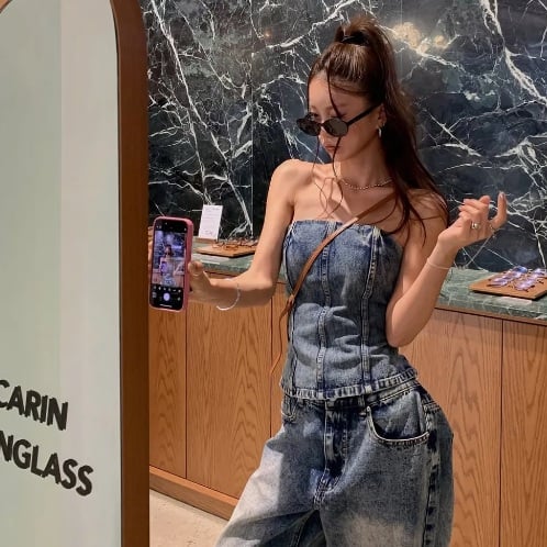 Áo ống khi phối cùng quần jeans cạp cao hoặc chân váy denim sẽ tạo nên vẻ ngoài trẻ trung, năng động. 