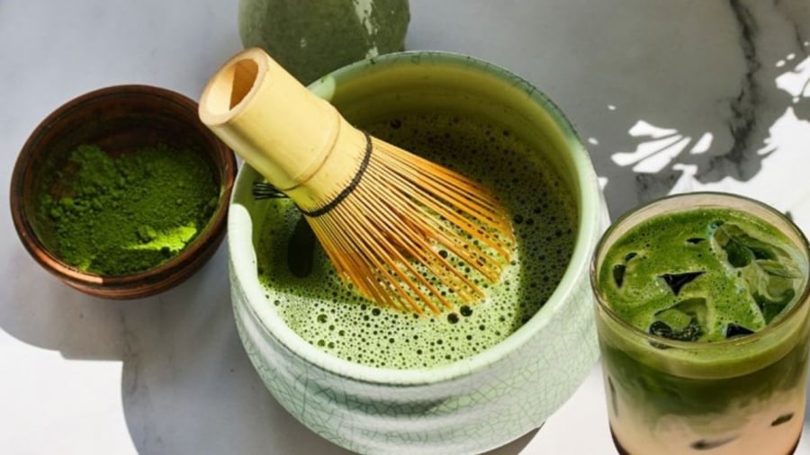 Uống matcha mang lại nhiều lợi ích cho cơ thể như giúp đầu óc tỉnh táo hơn, tăng cường chức năng não...