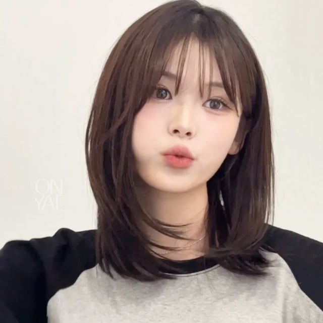Phần mái mỏng nhẹ giúp gương mặt trông trẻ trung hơn, đồng thời tạo cảm giác tự nhiên và dễ chăm sóc.