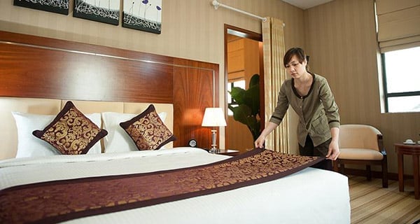 Khách sạn cần đảm bảo phòng luôn sạch sẽ, gọn gàng và sẵn sàng đón khách tiếp theo trong thời gian ngắn nhất