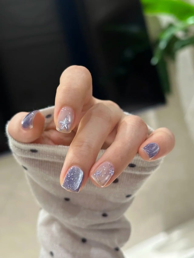 Dù không sử dụng quá nhiều chi tiết nổi bật, kiểu nail này vẫn nhanh chóng thu hút sự chú ý nhờ hiệu ứng ánh sáng đặc biệt cùng thiết kế gọn gàng, dễ ứng dụng.
