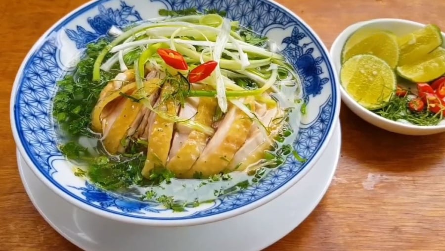 Phở gà vắt thêm chanh