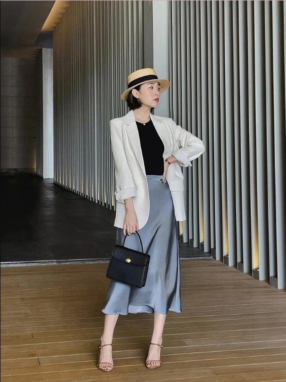 Chất liệu rũ tự nhiên tạo cảm giác thanh thoát, giúp người mặc trông sang trọng mà không cần quá nhiều chi tiết cầu kỳ. 