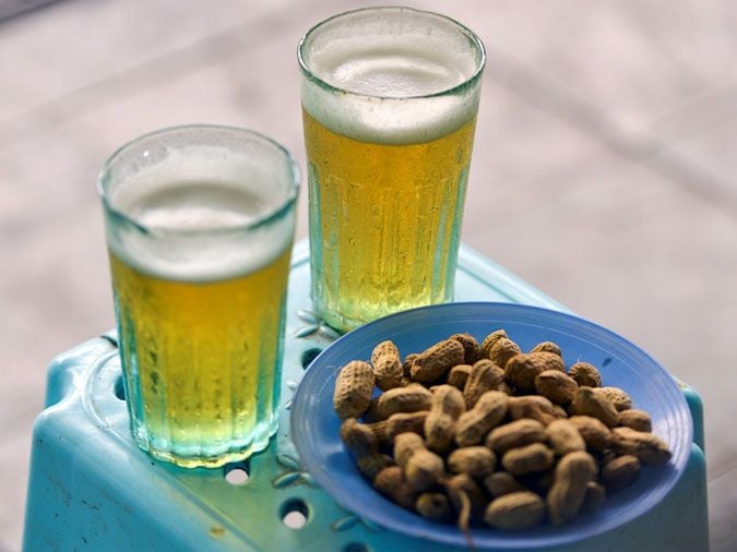 Tại sao uống bia thường kèm lạc