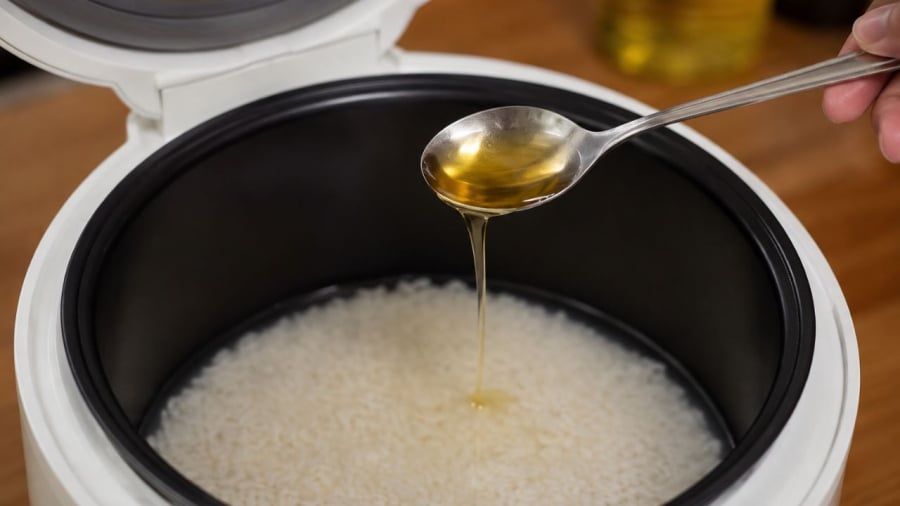 Cho dầu ăn vào nấu cơm là mẹo thú vị