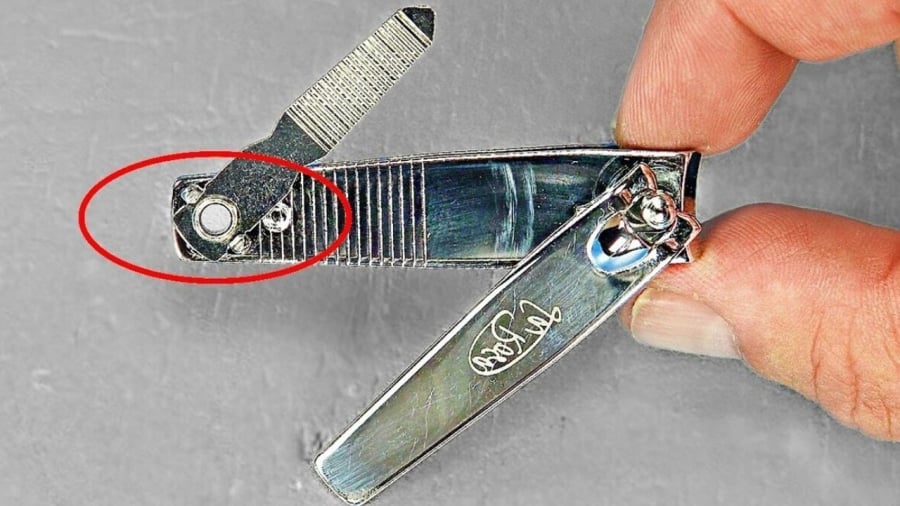 Về mặt kỹ thuật, chiếc lỗ này chính là điểm chốt để gắn đinh tán, cố định các chi tiết của bấm móng tay.