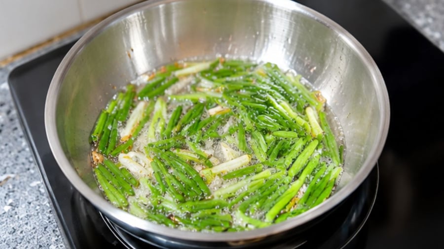 Phi thơm hành lá tạo hương vị đặc trưng khác với hành khô