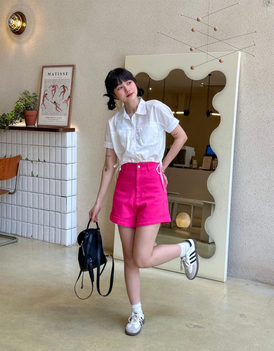 Chất liệu mềm mại của áo sơ mi giúp bộ trang phục trở nên sang trọng hơn, trong khi blazer tạo điểm nhấn chỉn chu