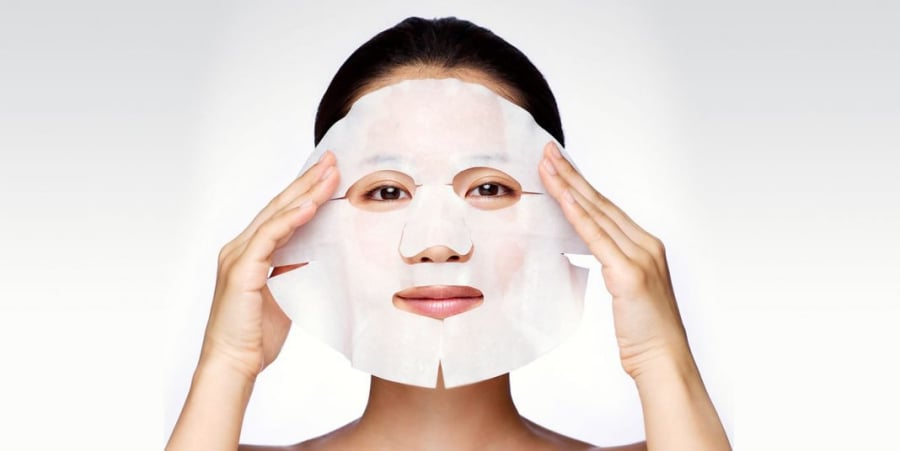 Mặt nạ giấy có ưu điểm tạo môi trường ẩm trên bề mặt da, giúp các hoạt chất lưu lại lâu hơn và hỗ trợ quá trình hấp thụ. 
