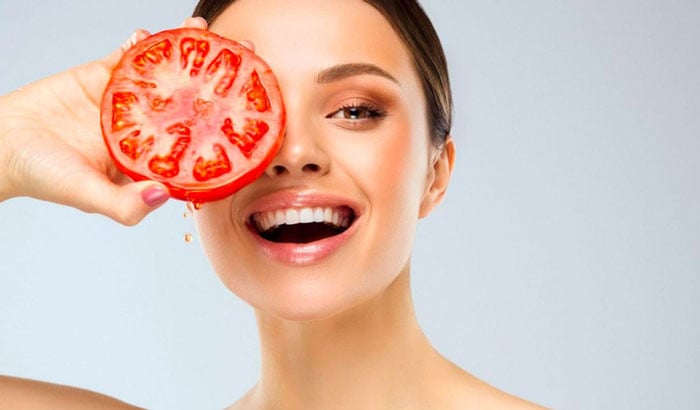 Cà chua chứa lycopene và vitamin C, hai thành phần có khả năng hỗ trợ cải thiện độ đàn hồi và làm sáng bề mặt da. 