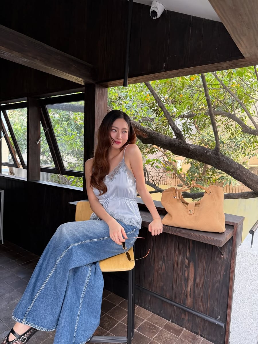 Áo hai dây chất liệu lụa phối ren là một trong những thiết kế xuất hiện nhiều trong tủ đồ mùa hè của cô.