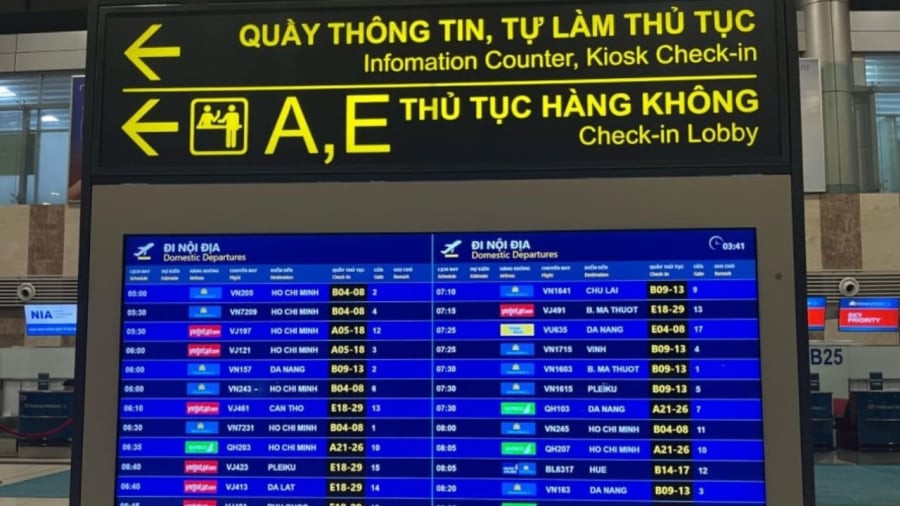 Khi đến sân bay, bạn cần đọc thông tin trên bảng thông báo điện tử để biết chuyến bay của mình check-in ở quầy nào, trạng thái hiện tại, cửa ra máy bay... Trong hình là bảng thông tin chuyến bay đi nội địa (domestic departure).