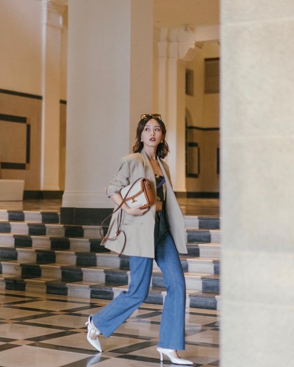Sự chỉn chu của blazer giúp cân bằng nét phóng khoáng của quần jeans, tạo nên diện mạo vừa chuyên nghiệp vừa thời trang.