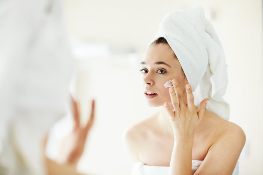  Khi da phải tiếp nhận quá nhiều hoạt chất, nguy cơ kích ứng, nổi mụn hoặc mất cân bằng hàng rào bảo vệ da sẽ tăng lên đáng kể.