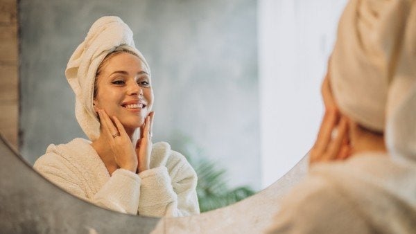 Việc tác động lực lên nốt mụn có thể làm vỡ mô da xung quanh, khiến tình trạng viêm lan rộng và dễ để lại vết thâm hoặc sẹo lâu dài.