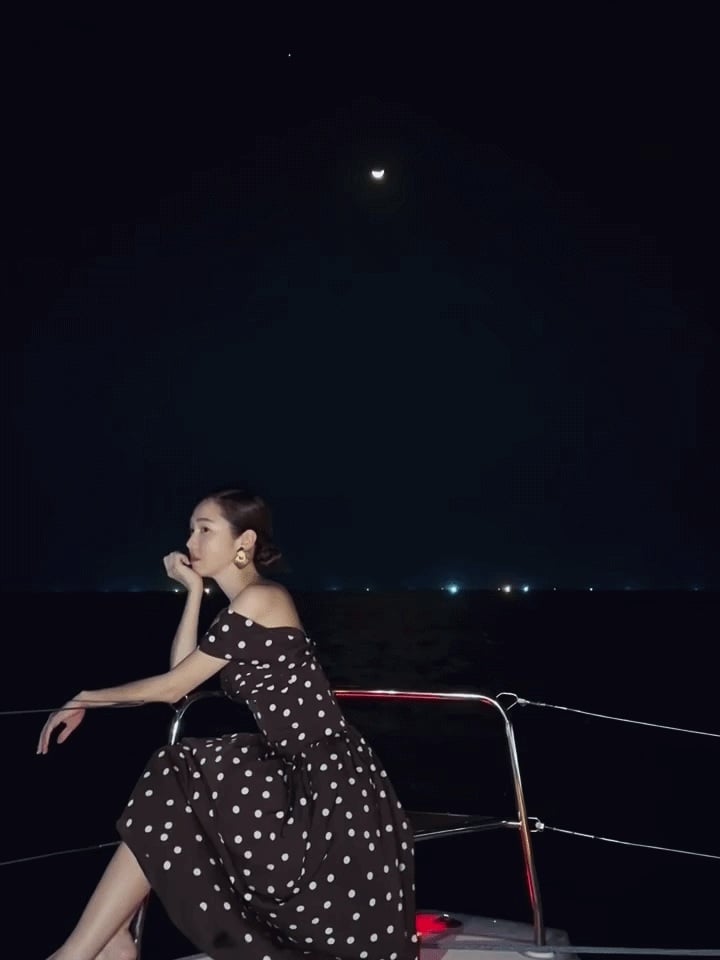 Trong các chuyến du lịch hay nghỉ dưỡng, Jessica thường lựa chọn những mẫu váy có đường cắt mềm mại, nữ tính nhưng vẫn giữ được sự tinh tế. 