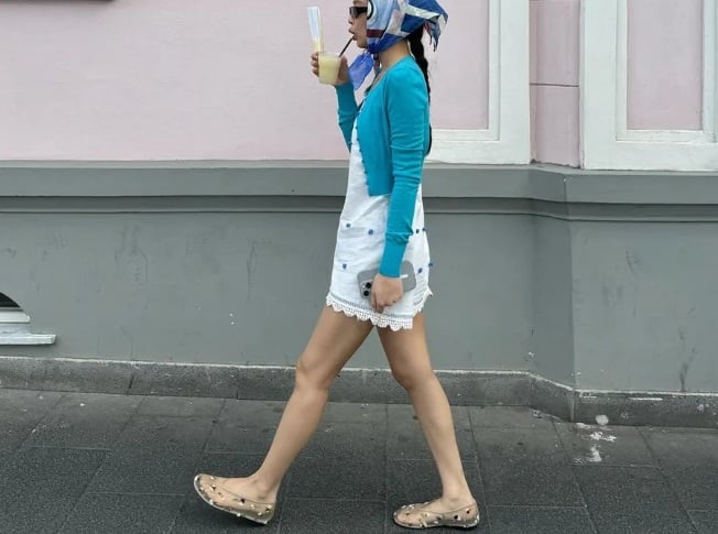  Những bông hoa nhỏ được thêu hoặc in trên lớp lưới tạo nên cảm giác mềm mại và đầy chất thơ.