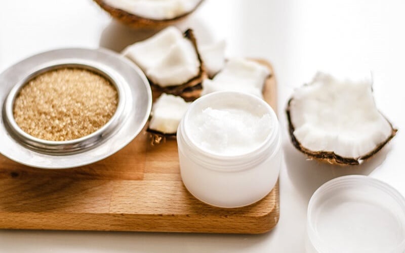 Tẩy tế bào chết là bước quan trọng giúp loại bỏ lớp sừng già cỗi tích tụ trên bề mặt da, từ đó giúp da trở nên mịn màng và sáng hơn. 