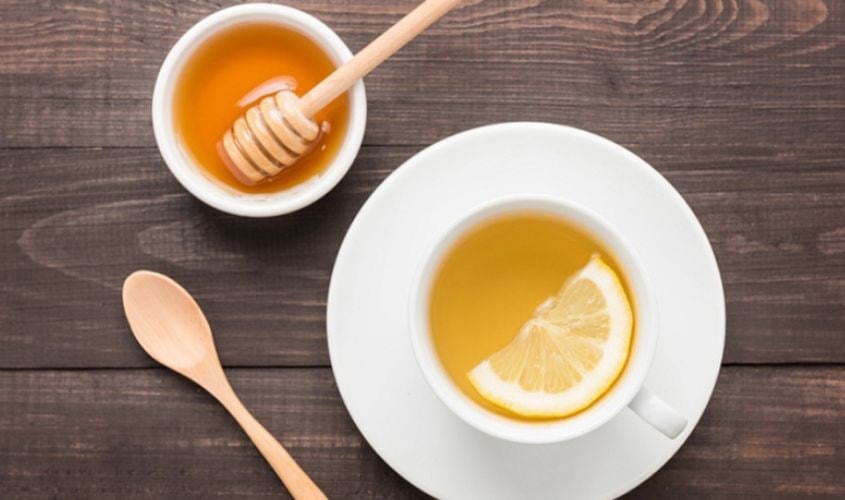 Khi sử dụng hỗn hợp này, làn da có thể trở nên thông thoáng hơn, từ đó cải thiện tình trạng không đều màu và hỗ trợ làm mờ các vết thâm sau mụn theo thời gian.    