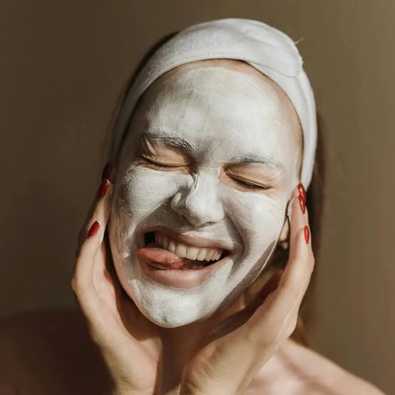 Ngay cả khi không trang điểm, việc tẩy trang vẫn giúp loại bỏ lớp kem chống nắng, bã nhờn và các hạt bụi siêu nhỏ bám trên bề mặt da. 