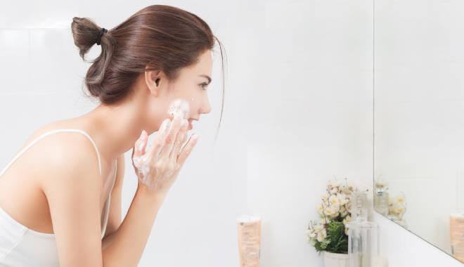 Sau khi làm sạch, nhiều người thường soi gương kỹ hơn và dễ nhận thấy các nốt mụn hoặc sợi bã nhờn trên da.