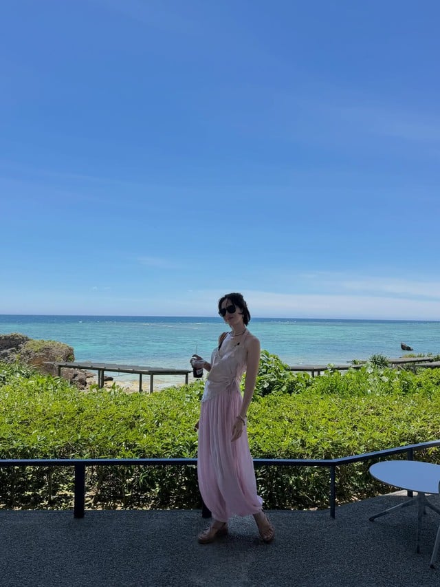 Dù đã bước sang tuổi 45, Son Ye Jin vẫn duy trì được hình ảnh nhẹ nhàng, cuốn hút vốn trở thành dấu ấn riêng của cô trong nhiều năm qua.
