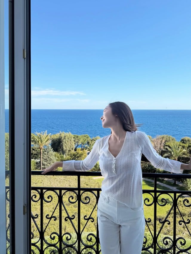  Trong nhiều lần xuất hiện tại các điểm du lịch ven biển, cô lựa chọn những set đồ nhẹ nhàng với chất liệu mềm mại và bảng màu sáng.