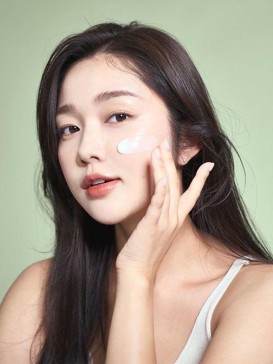  Dù không thay thế được các sản phẩm điều trị chuyên biệt, mặt nạ gạo vẫn được nhiều người yêu thích nhờ sự lành tính, dễ thực hiện và chi phí thấp.