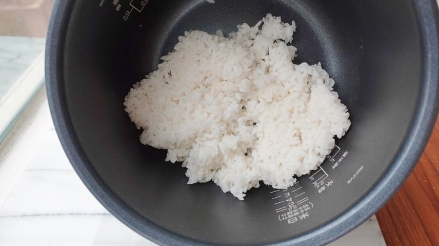 Cơm cần được để nguội trước khi cho vào hộp đậy nắp kín.
