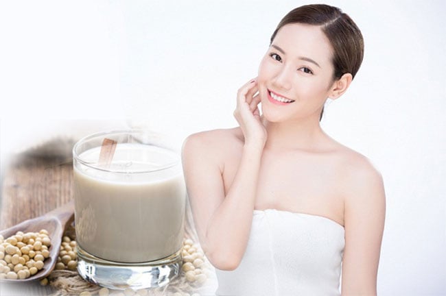 Thành phần nổi bật nhất trong sữa đậu nành là isoflavone, một nhóm hợp chất thực vật có cấu trúc tương tự estrogen. 