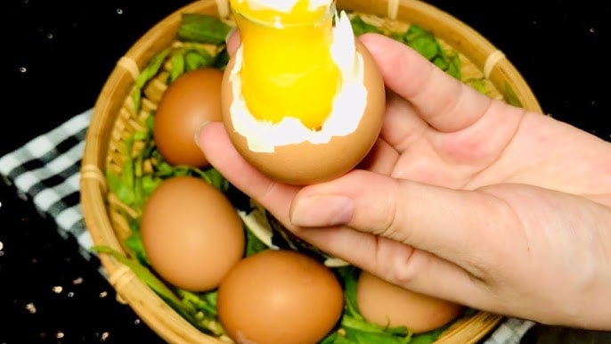 Luộc trứng muốn lòng đỏ dẻo quánh, sẽ bóc vỏ hãy cho thêm 1 thứ: Đó chính là 1 thìa giấm ăn.