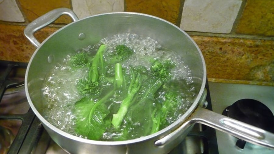 Bí quyết luộc rau xanh mướt