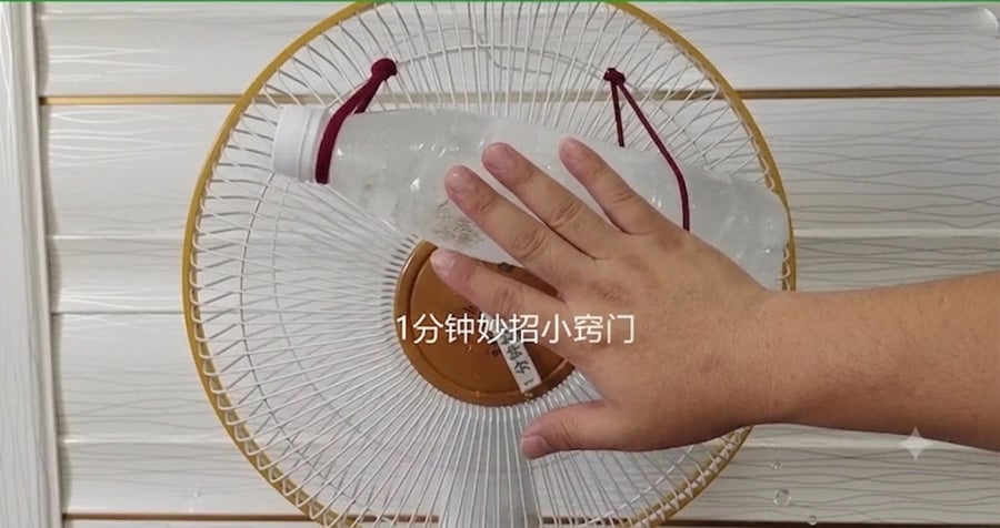 Thay vì chỉ đặt một chậu đá trước quạt, hãy nâng cấp bằng cách dùng chai nhựa.