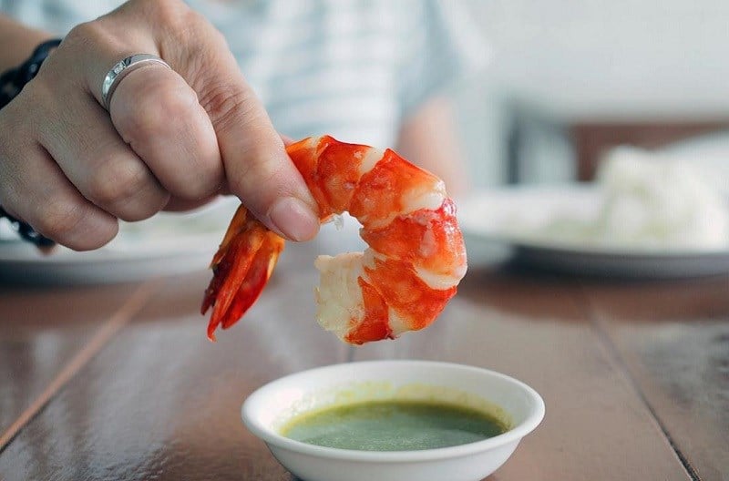 Người bị dị ứng tôm, dị ứng hải sản là đối tượng cần phải kiêng kỵ tuyệt đối đầu tiên