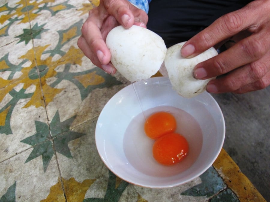Dù là trứng một lòng đỏ hay hai lòng đỏ, cách chế biến cũng ảnh hưởng đáng kể đến giá trị dinh dưỡng.