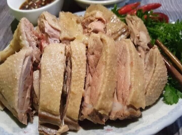 Ngoài gừng và hành nướng, sả cũng là nguyên liệu rất đáng để thêm vào nồi luộc.    