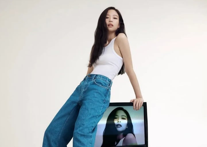 Thiết kế ôm gọn của áo giúp cân bằng với phom quần rộng, tạo hiệu ứng vóc dáng cao ráo và thanh thoát hơn.