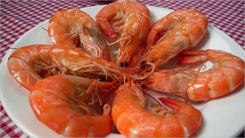 Tôm là thực phẩm giàu đạm, canxi và nhiều vi chất tốt cho sức khỏe