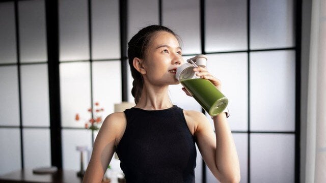 Bên cạnh việc đắp mặt nạ, nước rau má cũng có thể được sử dụng để làm sạch da hằng ngày. 