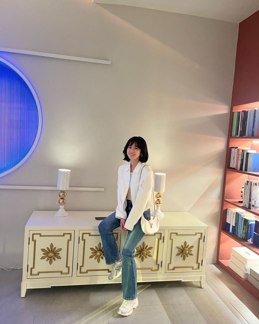 Jang Na Ra lại chứng minh rằng chỉ cần lựa chọn đúng kiểu dáng, những món đồ quen thuộc này hoàn toàn có thể giúp phụ nữ trung niên trở nên năng động và hiện đại.