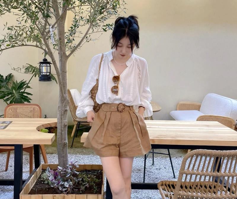Áo blouse tay bồng, cổ bèo hoặc dáng suông đều giúp tổng thể trở nên mềm mại và nữ tính hơn. 