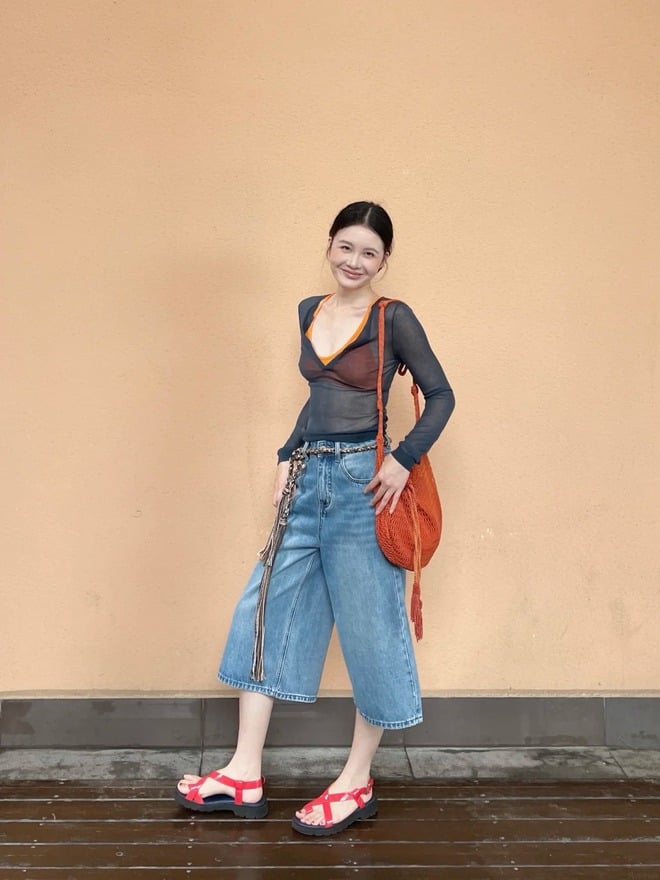 Phần ống suông giúp giấu đi vùng đùi và bắp chân một cách tự nhiên, đồng thời tạo cảm giác đôi chân cân đối và thon gọn hơn.