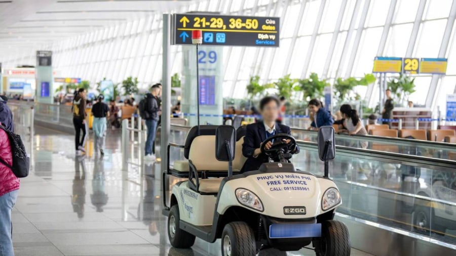 Ở một số sân bay, hành khách có thể sử dụng dịch vụ xe điện miễn phí để di chuyển đến các cửa ra máy bay ở xa.