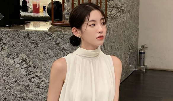 Không chỉ tăng tính thẩm mỹ, phần vạt dài còn tạo hiệu ứng kéo dài phần cổ và thân trên, giúp vóc dáng trở nên cao ráo hơn. 