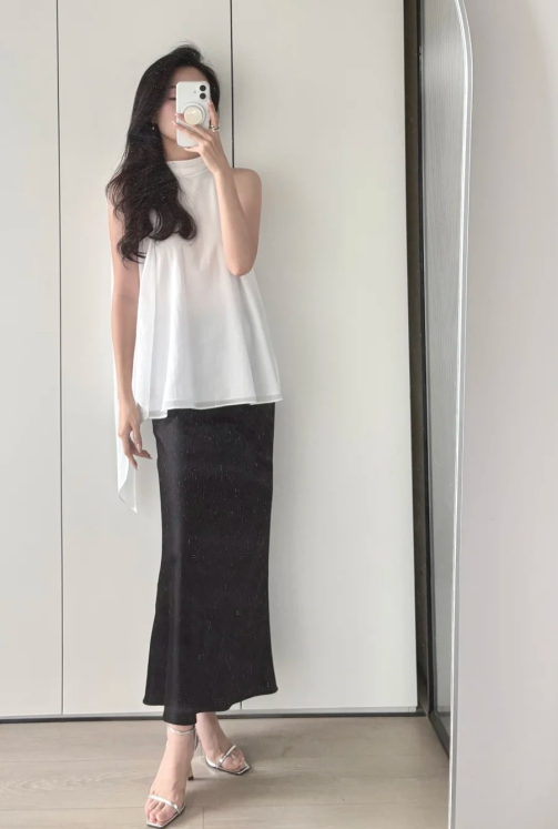 Không chỉ tăng tính thẩm mỹ, phần vạt dài còn tạo hiệu ứng kéo dài phần cổ và thân trên, giúp vóc dáng trở nên cao ráo hơn. 