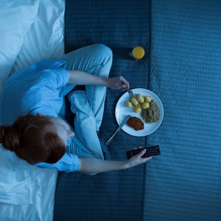 Do lịch trình bận rộn, nhiều người có xu hướng ăn rất ít vào ban ngày nhưng lại tập trung phần lớn lượng thức ăn vào bữa tối.
